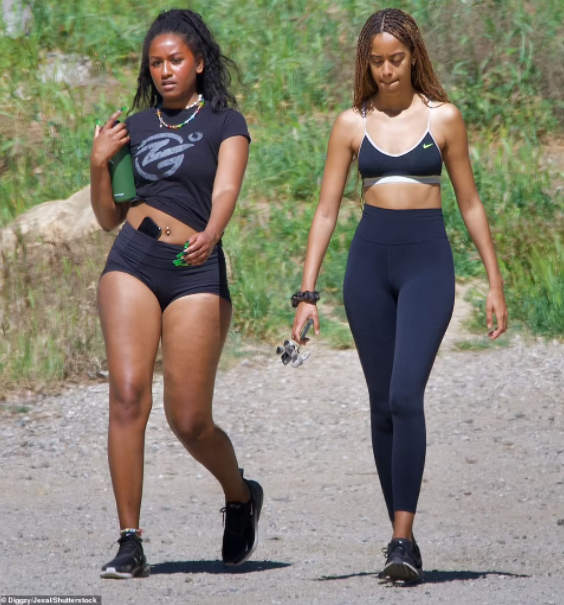 Twitter users reacts to photos of Sasha and Malia Obama hiking in Los Angeles (photos)