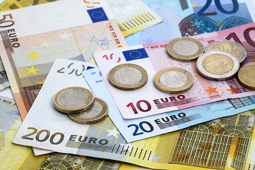 Trendynewsreporters euro bills and coins