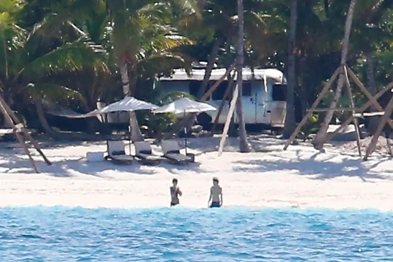 Taylor Swift and Joe Alwyn kiss on tropical getaway in rare PDA photos