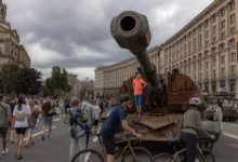 Ukraine mocks Russia as it parades hundreds of destroyed Russian tanks on the streets of Kyiv ahead of Independence Day celebrations (photos/Video)