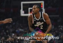 Clippers forward Kawhi Leonard drives to the basket against the Spurs